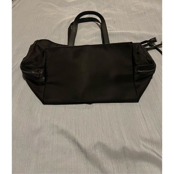 Botkier New York black tote bag, featuring a zipper closure and two interior poc - Picture 5 of 9